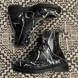 LIKE NEW patent leather Marble 1460 Dr Martens